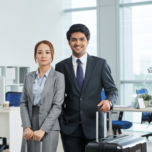 knee-up-shot-man-woman-suits-posing-office-with-suitcases-before-business-trip (1) knee-up-shot-man-woman-suits-posing-office-with-suitcases-before-business-trip (1)